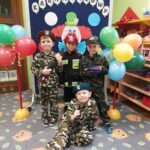 Chłopcy w mundurach