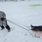 Chlopiec-ciagnie-kolege-na-sankach.