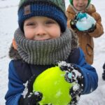 Chlopiec-dotyka-lodowa-kule