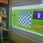 Chlopiec-gra-w-szachy-online