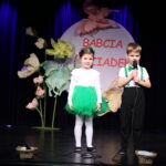 Chłopiec i dziewczynka witają gości