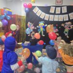 Chłopiec łapie w ogromne spodnie baloniki