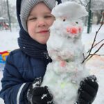 Chlopiec-prezentuje-balwana