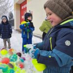 Chlopiec-psika-zoltym-kolorem-na-kule-lodowe