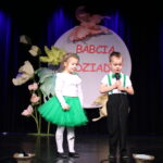 DZieci recytują wiersz