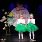 DZiewczynki recytują wiersz