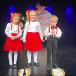 Dwie Emilki i Oluś recytują wiersz