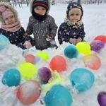 Dzieci-bawia-sie-snieznymi