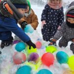 Dzieci-dotykaja-lodowych-kol