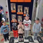 Dzieci-jako-czarne-figury-szachowe