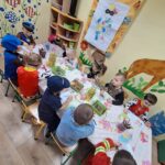 Dzieci kolorują karnawałowe krawaty klauna