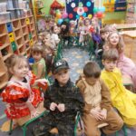 Dzieci na krzesełkach