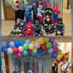 Dzieci na ściance dekoracyjnej