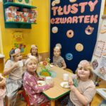 Dzieci podczas degustacji pączków