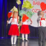 Dzieci podczas piosenki