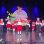 Dzieci podczas piosenki Serduszko dla dziadków