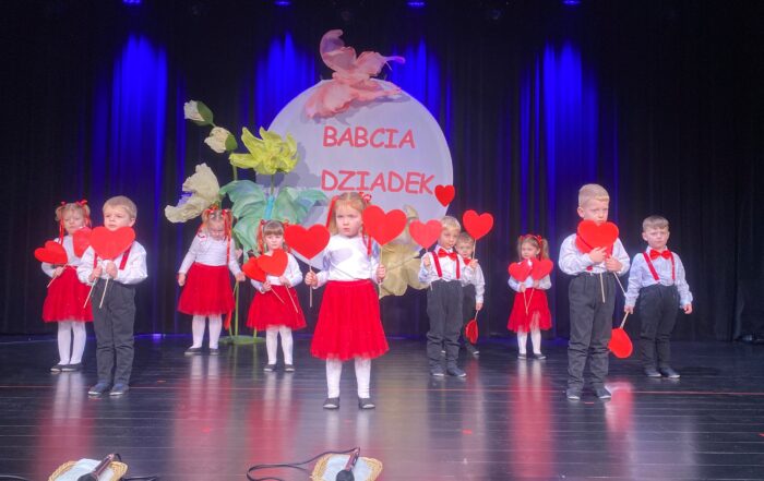 Dzieci podczas piosenki Serduszko dla dziadków