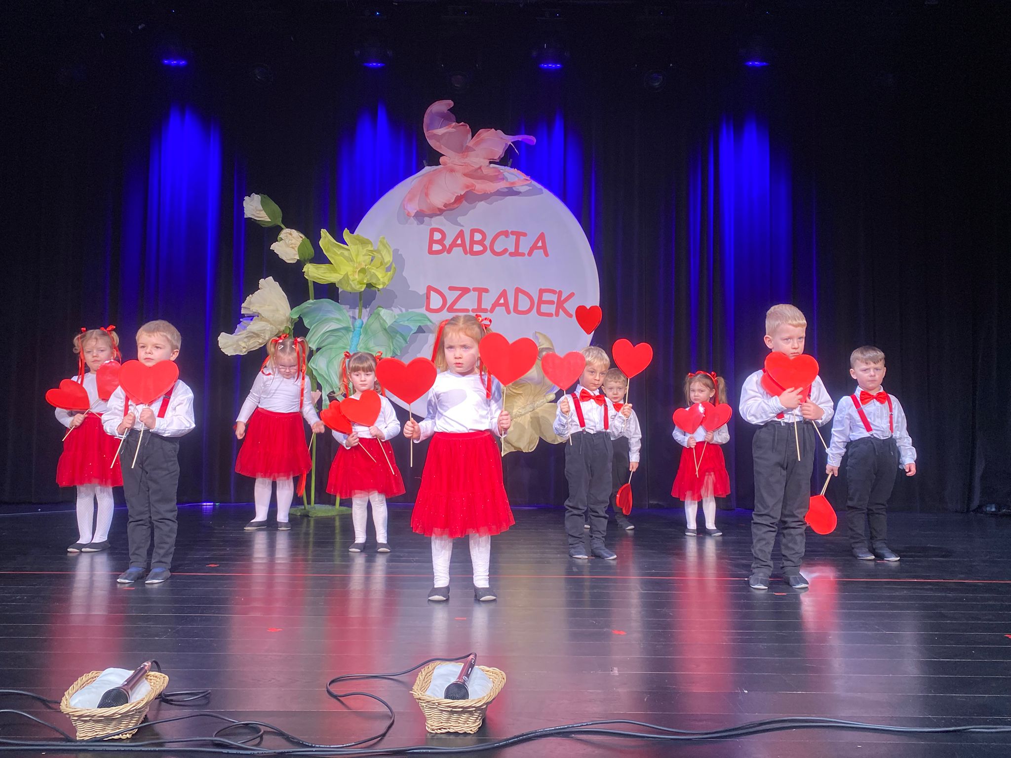 Dzieci podczas piosenki Serduszko dla dziadków