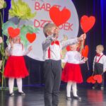 Dzieci podczas tańca z serduszka mi dla dziadków