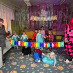 Dzieci podczas zabaw z paniami