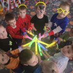 Dzieci podczas zabawy świetlnej