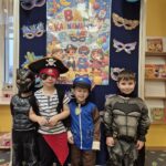 Dzieci pokazują stroje