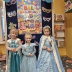 Dzieci prezentują stroje karnawałowe