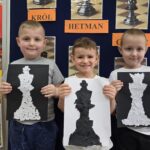 Dzieci-prezentuja-swoje-prace