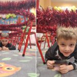 Dzieci przechodzą tor przeszkód