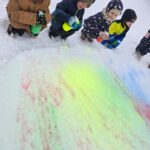 Dzieci-psikaja-na-snieg-kolorowymi-farbami