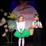 Dzieci recytują wiersze dla dziadków