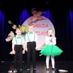 Dzieci recytują wiersze z życzeniami