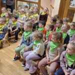 Dzieci słuchają policjantów