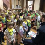 Dzieci śpiewają piosenkę policjantom