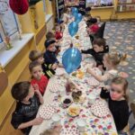 Dzieci świętują przy poczęstunku