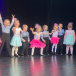Dzieci tańczą