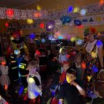 Dzieci tańczą przy muzyce