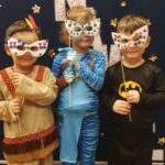 Dzieci w maskach które same zrobiły