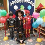 Dzieci w przebraniach bohaterów filmów