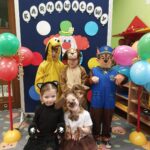 Dzieci w przebraniach piesków i kotka