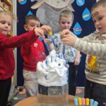 Dzieci-wkrapiaja-niebieski-barwnik-w-pianke