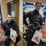 Dzieci wręczają podziękowanie