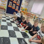Dzieci-wspolnie-tworza-wielka-szachownice