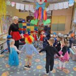 Dzieci z oddziału Bratki w kole ze swoją nauczycielką