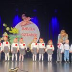 Dzieci z oddziału Żuczki na scenie