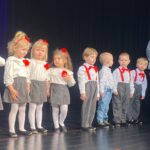 Dzieci z oddziału Żuczki na scenie recytuja wiersz
