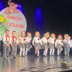 Dzieci z oddziału Żuczki tańczą na przywitanie