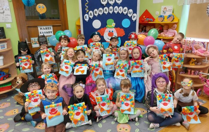 Dzieci z pracą plastyczną