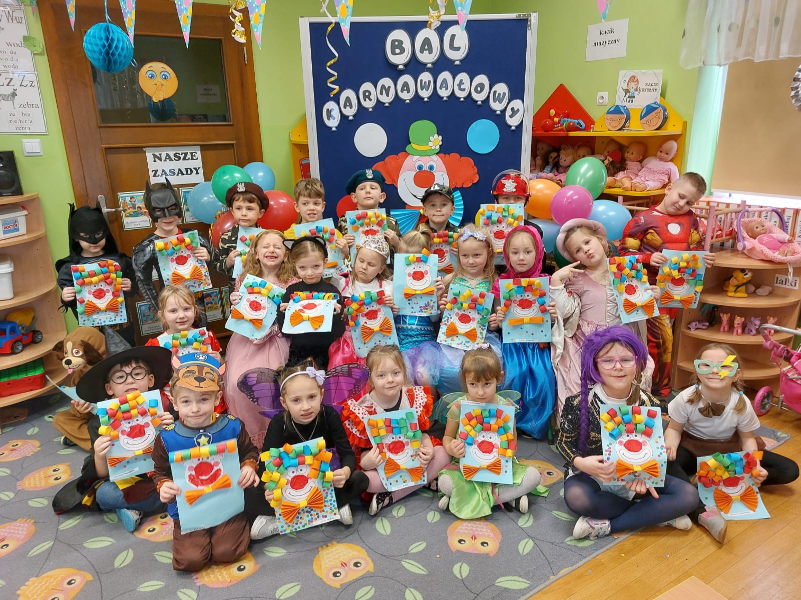 Dzieci z pracą plastyczną