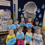 Dzieci-ze-smutnymi-minkami-prezentuja-smutna-chmurke